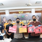 Kapolres Mojokerto Kota AKBP Rofiq Ripto Himawan (tiga dari kiri) menunjukkan barang bukti yang diamankan.