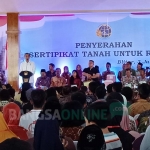 Jokowi memberikan sambutan saat pembagian Sertipikat Tanah untuk Rakyat di Pendopo Sasana Hadi Praja, Kanigoro, Kabupaten Blitar. foto: AKINA/ BANGSAONLINE