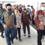 Direktur RSUD de Soegiri dr Chaidir Annas (kanan) saat mendampingi Bupati Lamongan Fadeli melihat ruang isolasi.