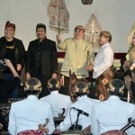 Masyarakat berbondong-bondong melihat pertunjukan wayang kuling dengan dalang Ki Anom Suroto di GOR Untung Suropati.