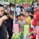 Calon Bupati Kediri Hanindhito Himawan Pramono saat mencicipi jamu beras kencur produksi UMKM. (foto: MUJI HARJITA/ BANGSAONLINE)