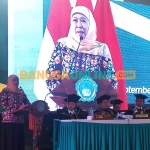 Gubernur Khofifah saat memberi sambutan ketika menghadiri wisuda sarjana dan pascasarjana ke-4 IKHAC Mojokerto. Foto: ROCHMAT SAIFUL ARIS/BANGSAONLINE