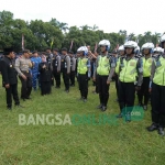 Personel yang akan diterjunkan dalam operasi lilin semeru saat mengikuti Gelar Pasukan di Alun-alun Kabupaten Jombang, Kamis (22/12/2016). foto: ROMZA/ BANGSAONLINE