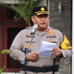 Kapolres Pamekasan AKBP Jazuli Dani Iriawan saat memberikan arahan kepada personelnya, belum lama ini.