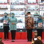 Gubernur Jawa Timur Khofifah Indar Parawansa dan Mendagri Tito Karnavian saat launching 26 juta masker bersama Jajaran Forkopimda Jatim, Sekdaprov Jatim Heru Tjahjono, Ketua TP PKK Jatim Arumi Bachsin Emil Dardak, Bupati Malang Sanusi, Walikota Malang Sutiaji, Walikota Batu Dewanti Rumpoko, serta Ka OPD di jajaran Pemprov dan Pemkab Malang. foto: ist/ bangsaonline.com