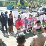 Paguyuban petani dan bandul tembakau saat melakukan aksi damai di kantor Bupati Pamekasan. 