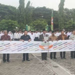 Kakanwil Kemenag Jatim saat membacakan "Pesan Perdamaian" yang diikuti oleh seluruh tokoh lintas agama mulai dari Islam, Kristen, Katholik, Budha, Hindu serta Konghucu dengan membentangkan spanduk Hari Amal Bakti ke-72 Kemenag RI dengan tema "Tebarkan Kedamaian", Rabu (3/1). Foto: IST 