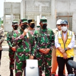 Panglima TNI, Marsekal Hadi Tjahjanto, bersama Gubernur Jawa Timur (Jatim), Khofifah Indar Parawansa, saat konferensi pers di Sidoarjo.