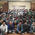 Kafilah IPNU Jatim foto bersama sebelum bertolak menuju Pondok KHAS Kempek Cirebon.