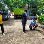 Anggota Komisi III saat menunjukkan bagian saluran drainase yang sudah rusak.