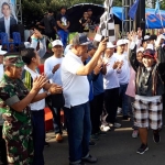 Panitia kegiatan saat memberangkatkan peserta jalan sehat.