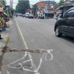 Polisi saat melakukan olah TKP.