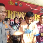 Kapolres Tuban, AKBP Ruruh Wicaksono menghadirkan tersangka saat konferensi pers di mapolres, Jum