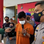 Kapolres Blitar AKBP Leonard M. Sinambela saat menunjukkan tersangka dan barang bukti. (foto: ist)