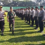 Kapolres Malang Kota AKBP Asfuri dan Dandim 0833 Lektol Inf Tommy Anderson, ketika memeriksa kesiapan pasukan pengamanan menjelang pemilu 2019. foto: Iwan Irawan/ BANGSAONLINE