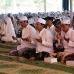 Bupati-Wabup, Sambari-Qosim ketika ikuti istighotsah kubro. (syuhud/BANGSAONLINE)