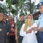 Istri Tukimin dengan rasa haru meneteskan air mata berucap syukur atas anugerah yang diberikanya.” Terima Kasih Pak Bupati, Pak Camat, bapak-bapak TNI yang membantu saya,” tuturnya.