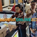 Kepala Perwakilan BI Kediri, Yayat Cadarajat bersama Pj Wali Kota Kediri, Zanariah, saat memberikan label halal kepada pelaku UMKM di Kediri Town Square. Foto: MUJI HARJITA/BANGSAONLINE