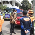 Wali Kota Kediri Abdullah Abu Bakar saat mem-briefing Tim BPBD Kota Kediri yang akan berangkat ke Lumajang. foto: ist.