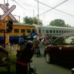 TANPA PALANG PINTU. Tampak perlintasan Kereta Api tanpa palang pintu di Jalan Panglima Polim, Bojonegoro. Namun, mulai H-6 besok palang pintu elektrik akan mulai berfungsi. Foto: Eky Nurhadi/BANGSAONLINE