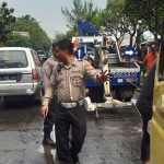 Petugas saat mengevakuasi kecelakaan beruntun di Sidoarjo.