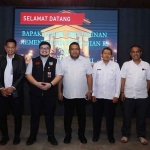 Bupati Kediri, Hanindhito Himawan Pramana (pakai rompi), dan Dirjen Perkebunan Kementerian Pertanian, Andi Nur Alamsyah (tengah) usai pertemuan. Foto: Ist