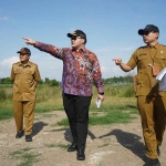 Bupati Kediri, Hanindhito Himawan Pramana, saat meninjau lahan milik pemerintah daerah setempat di Kecamatan Pagu. Foto: Ist