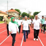 Gubernur Khofifah saat menjajal Lapangan Jatim Seger.