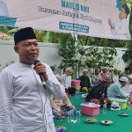 Syafiuddin, Ketua DPC PKB Bangkalan, saat menghadiri perayaan Maulid Nabi Muhammad SAW bersama jaringan kiai kampung di Desa Padurungan, Kecamatan Tanah Merah, Bangkalan, Senin (15/11).