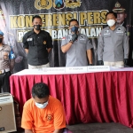 RD (33), Warga Dsn. Parseh, Kec. Socah, Kab. Bangkalan ditangkap Satreskrim Polres Bangkalan usai melakukan tindakan penipuan dan penggelapan dengan modus jual beli barang dengan sistem pembayaran cash on delivery (COD). (foto: ist)