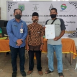 Lurah Sisir, M Vyata Aria Pranaka (kiri), saat foto bersama salah seorang warga.