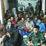 Petani di Desa Dompyong, Kecamatan Bendungan, Kabupaten Trenggalek saat mendapat paparan tentang pembuatan pupuk organik oleh Satgas TMMD Trenggalek dan UPN Surabaya.