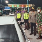 Dandim 0805 Ngawi Letkol. Inf. Totok Prio Kismanto bersama Kapolres Ngawi saat melakukan pengecekan pos penyekatan di Exit Tol Ngawi.