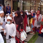 Abah Sueb saat menyantuni anak yatim. Foto: SYUHUD/ BANGSAONLINE