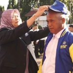 Penyematan topi kepada salah satu mahasiswa Unirow dalam pembukaan pemberangkatan KKN di halaman Gedung Rektorat Unirow Tuban, Kamis (20/7/2023).