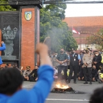 Bupati Hanindhito Himawan Pramana, Ketua DPRD Dodi Purwanto, dan Kapolres AKBP Agung Setyo Nugroho saat menemui para pendemo di depan kantor DPRD Kabupaten Kediri. (Foto: Ist..