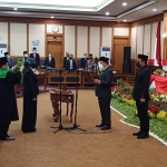 Ketua DPRD Gresik Much Abdul Qodir saat mengambil sumpah jabatan Hj. Hudaifah sebagai Anggota DPRD periode 2019-2024. foto: SYUHUD/ BANGSAONLINE