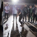 Bupati Ponorogo Sugiri Sancoko membuka pertandingan futsal yang ditandai dengan penendangan bola. Foto: HENDRO SUHARTONO/ BANGSAONLNE