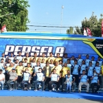 Bupati Yuhronur foto bersama pemain dan official Persela.