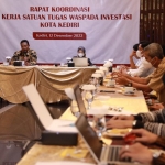 Kepala OJK Kediri Bambang Supriyanto (pegang mik) saat memimpin rakor. Foto: Ist.