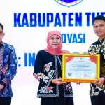 Gubernur Khofifah ketika menyerahkan penghargaan Inotek Award 2023.