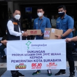 Wali Kota Eri menerima bantuan dari para donatur.