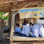 Kegiatan belajar siswa-siswi di sebuah tongkrongan kopi. Foto : Mutammim/BANGSAONLINE.com