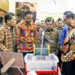 ?Dirut PT Semen Indonesia, Rizkan Chandra ketika mendampingi Wapres, Jusuf Kalla saat IBD expo.syuhud/BANGSAONLINE.