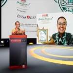 Direktur Keuangan dan Strategi Bank DKI, Romy Wijayanto (kanan) saat menerima Indonesia Best Sharia Finance 2023 with Outstanding Provision of Sharia Finance Solution Through Services Digitalization kategori: Sharia Business Unit of Conventional Bank.