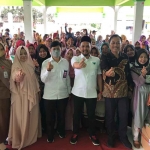 Perserta beserta narasumber sosialisasi dan KIE Program Bangga Kencana di Jember saat foto bersama.