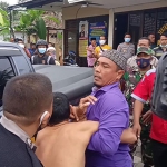 Tersangka M tanpa baju saat diamankan pihak Polsek Pegantenan. (foto: ist)