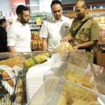 Kanit Pidsus Satreskrim Polres Sidoarjo, Iptu Kennardi (paling kiri).