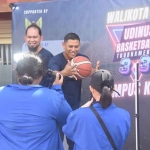 Wali Kota Kediri, Abdullah Abu Bakar (pegang bola basket), di acara Wali Kota Cup Udinus Basketball Tournament 3X3. Foto: Ist