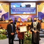 ?Wali Kota Surabaya Tri Rismaharini menerima penghargaan Lifetime Achievement Award for Goverment Leadership dari Rektor Unair Prof Mohammad Nasih didampingi Staf Ahli Bidang Infrastruktur Kementerian Riset dan Teknologi (Kemenristek), Ghufron Ali Mukti, saat Sidang Terbuka dalam rangka Dies Natalis Unair ke-66, Senin (9/11/2020).